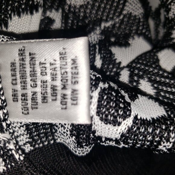 St John Couture Jacket/Sweater size 6 golden buttons and hidden hooks - Picture 15 of 15